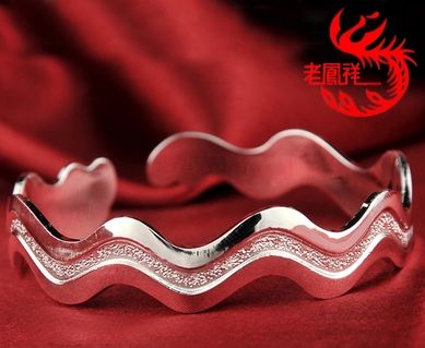 流光溢彩，银镯雅韵——详解老凤祥银饰手镯的永恒魅力